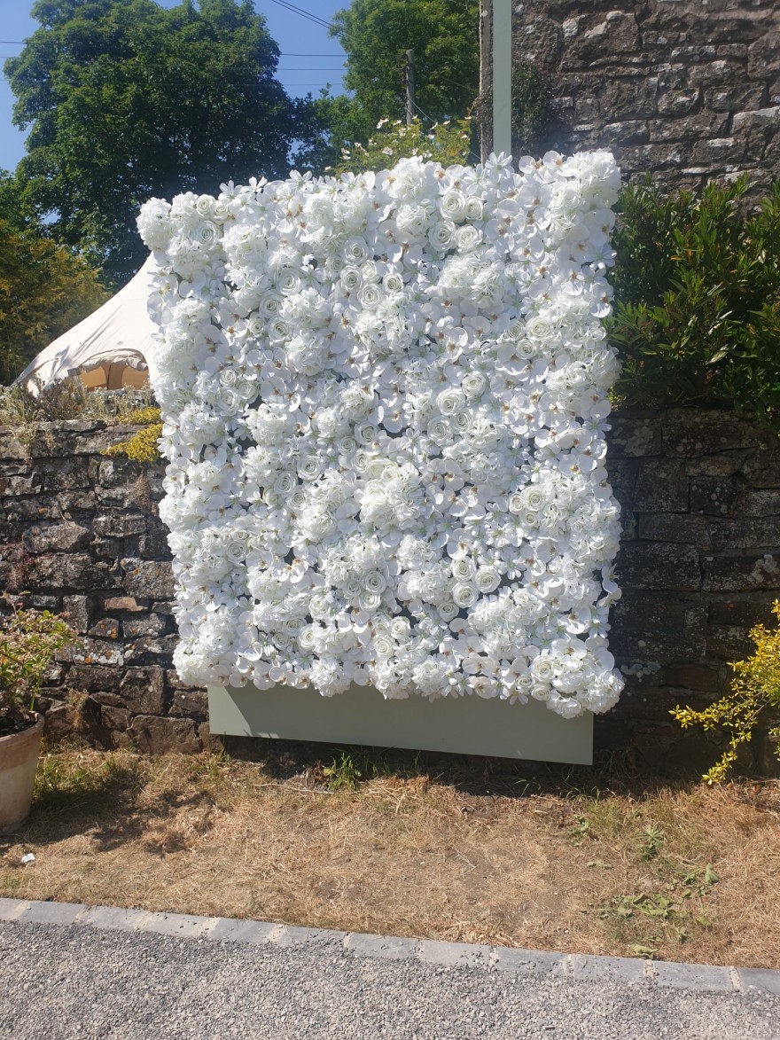 White flower wall - 6 pieces